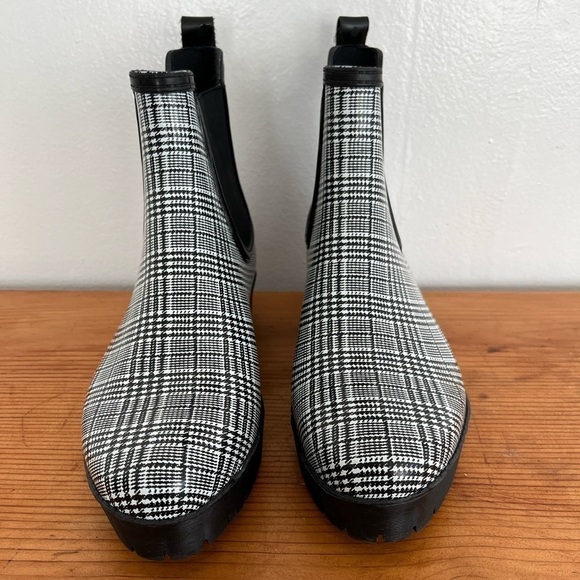 NWOT Jeffrey Campbell Cloudy Chelsea
Platform Lug Sole Rain Boots Black - Picture 2 of 7
